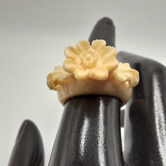 VINTAGE CARVED FLOWER CELLULOID RING US SIZE 8 - Picture 6 of 11